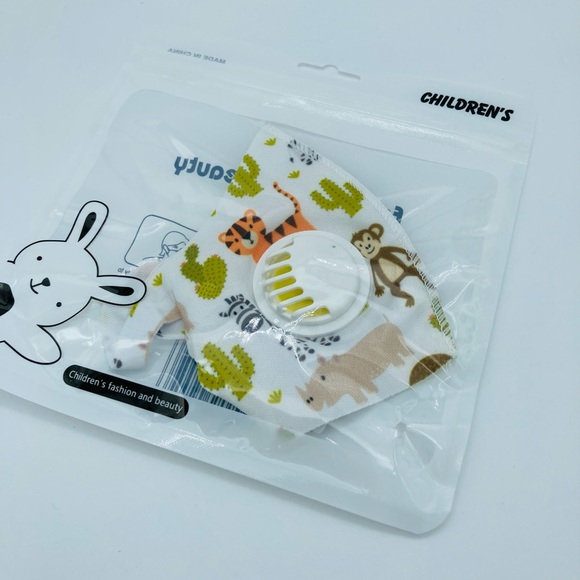 NWT ANIMAL PRINT CHILDREN FACE MASK WITH FILTER - Picture 3 of 3